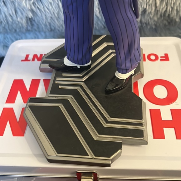 Joker statue - Picture 8 of 10